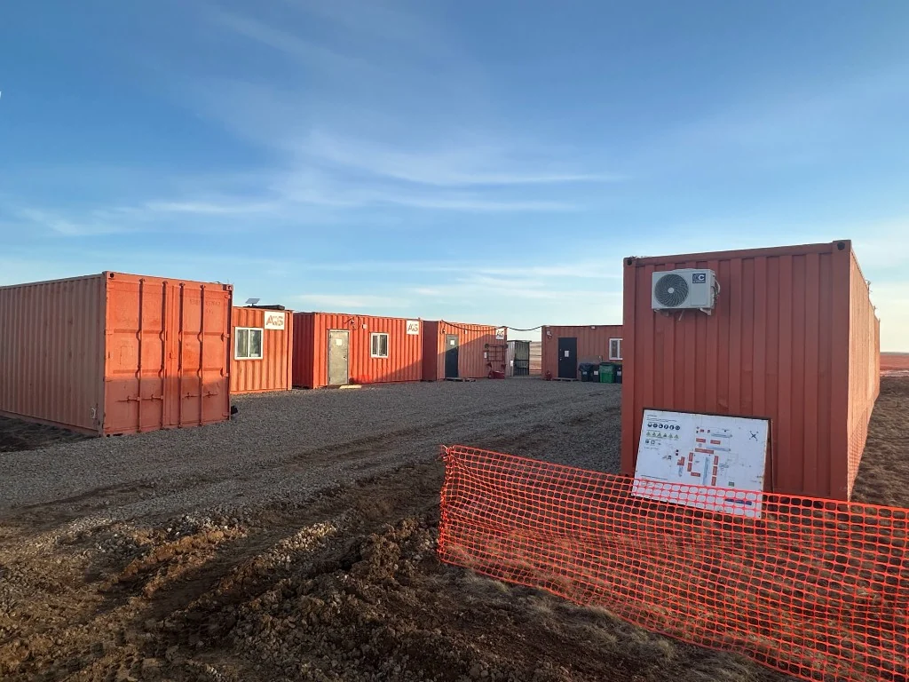 Развёрнутый полевой лагерь: ряды утеплённых модульных зданий Stellar на площадке экспедиции