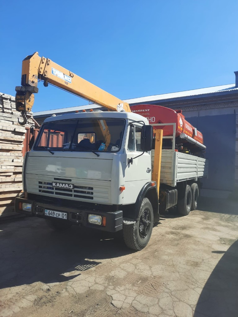 КАМАЗ-53212 с жёлтым краном-манипулятором на объекте